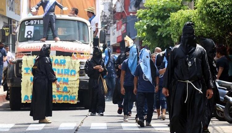 El desfile bufo es una tradición en la que se denuncian inconformidades sociales y políticas. (Foto: Hemeroteca PL)