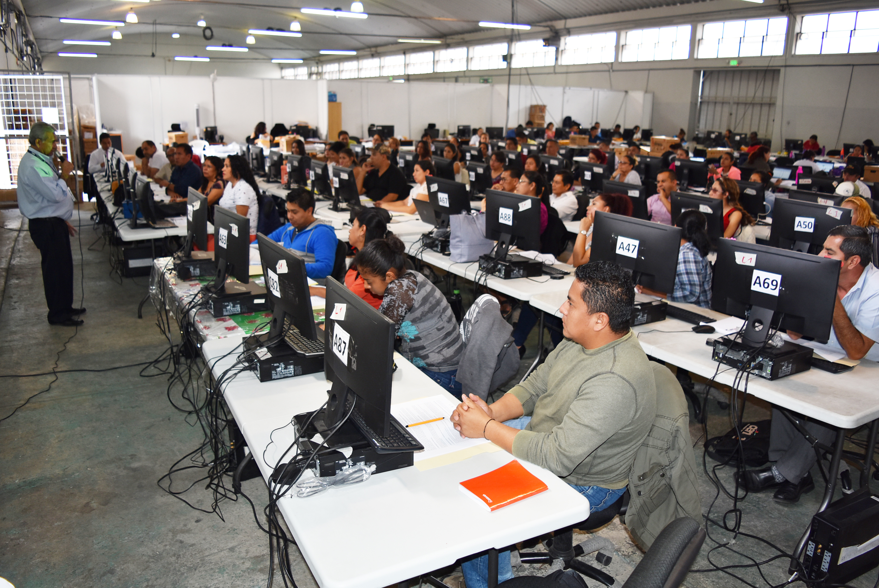 Digitadores aún permanecen en el Parque de la Industria, donde ingresan los últimos datos del Censo 2018. (Foto Prensa Libre: Cortesía INE)