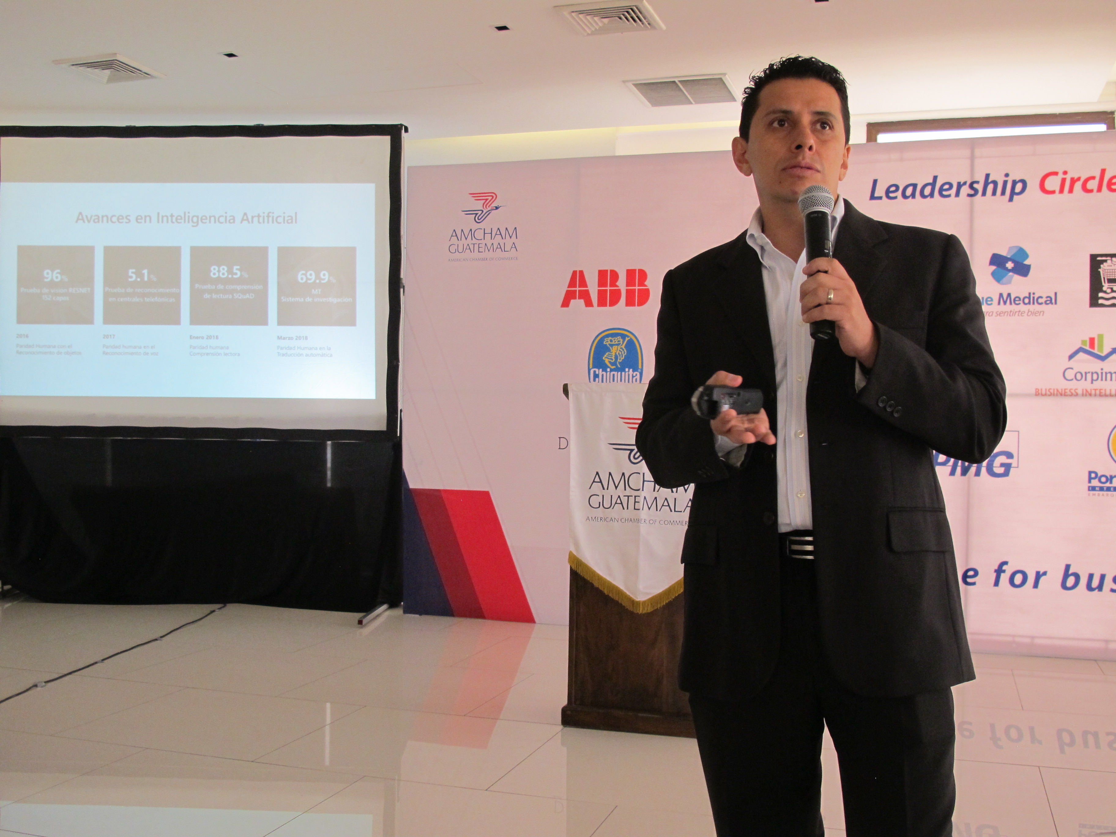 Erick Sosa, gerente del grupo de negocios de nube de Microsoft Centroamérica, durante conferencia del Tech Day de AmCham. (Foto Prensa Libre: María Reneé Barrientos)