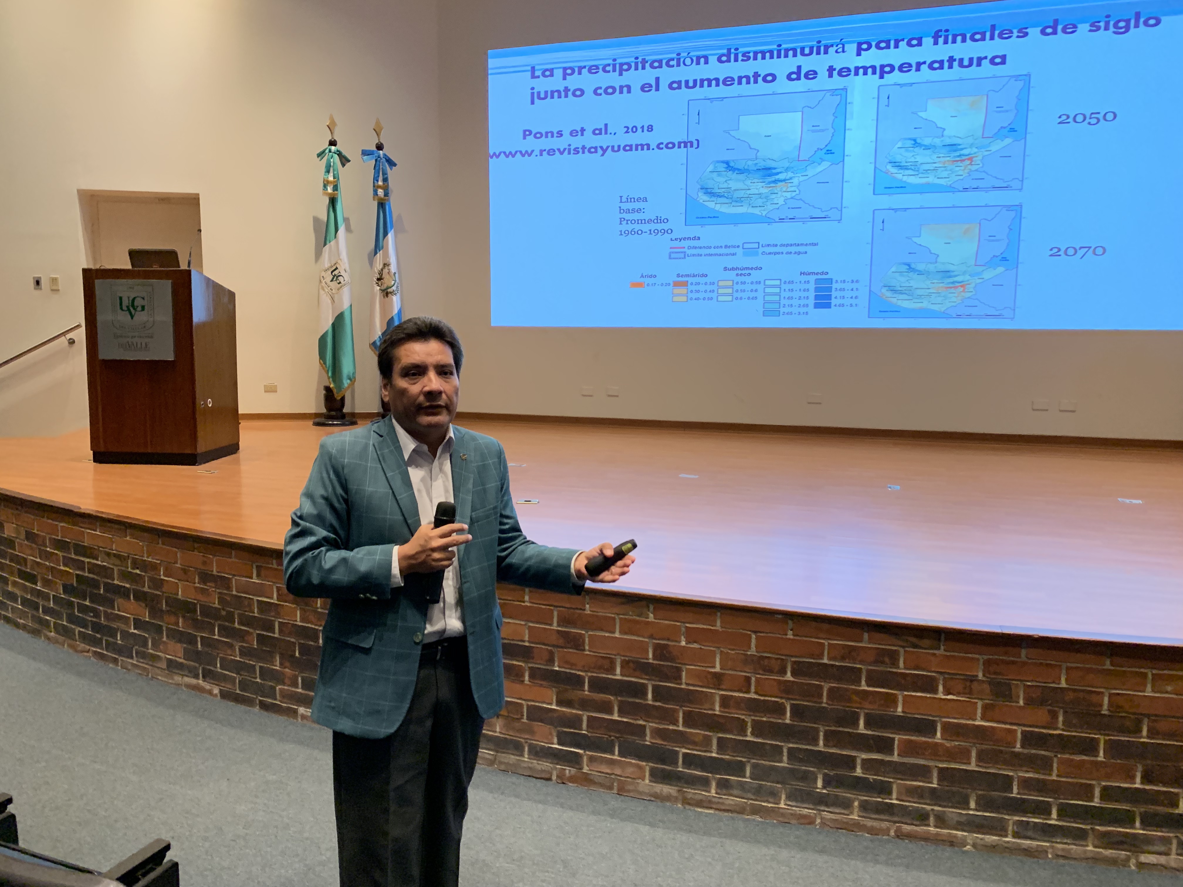 Edwin Castellanos, decano del Instituto de Investigaciones de la Universidad del Valle de Guatemala, durante un foro sobre el cambio climático en ele país. (Foto Prensa Libre: Cortesía).