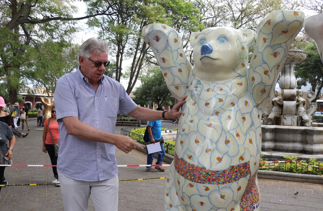 El embajador de Alemania en Guatemala, Harald Klein, explica el diseño del oso que representa a Guatemala. (Foto Prensa Libre: Julio Sicán).