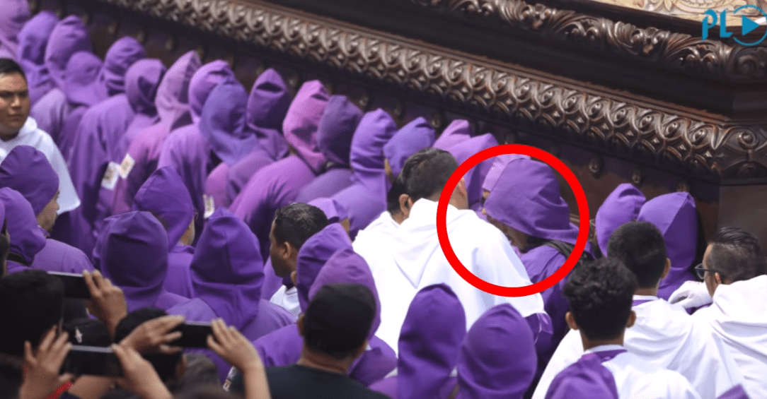 Momento en el que el cargador es expulsado de la procesión de Jesús de la Caída de San Bartolomé Becerra. (Foto Prensa Libre: Tomada de video). 