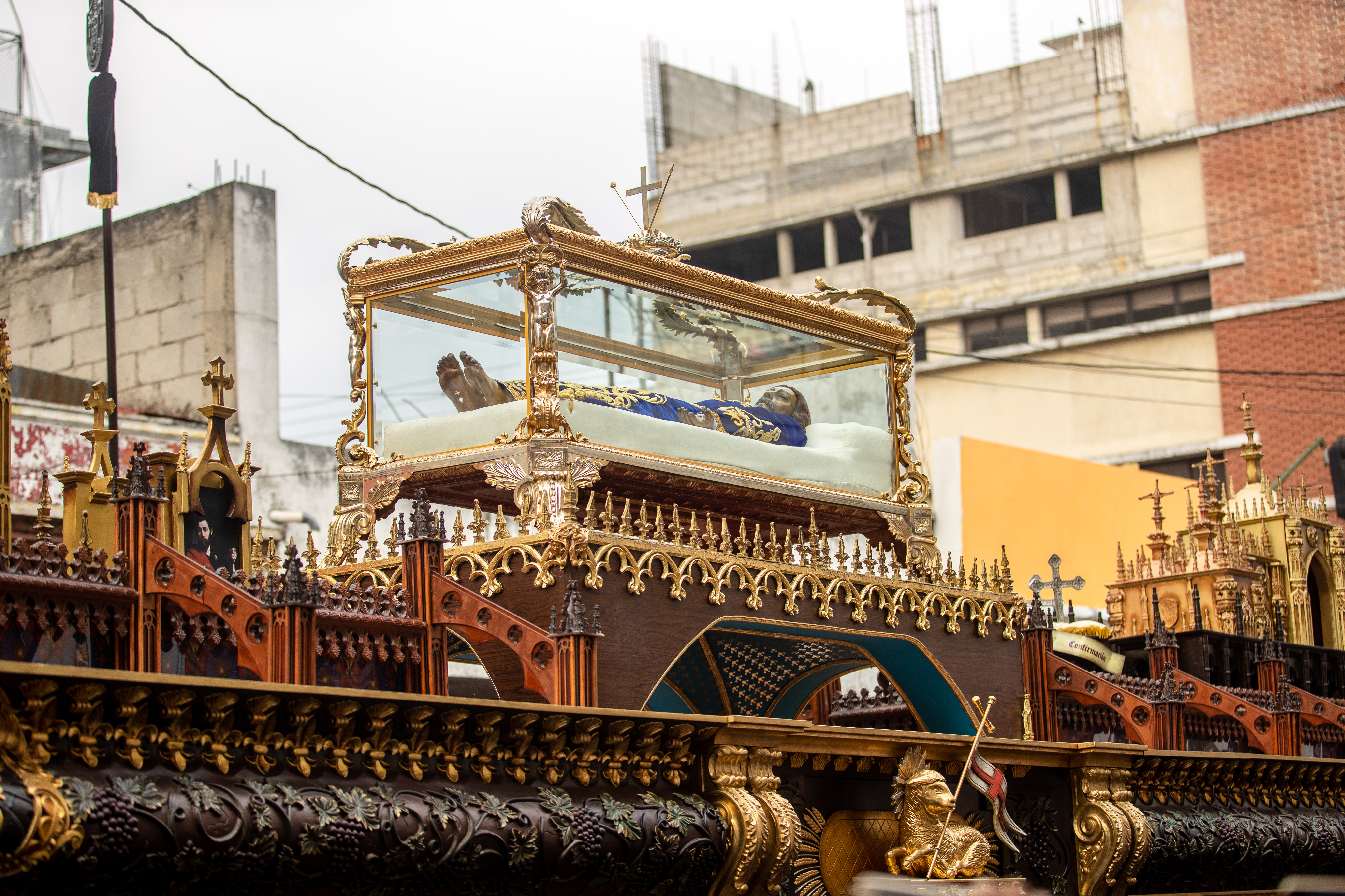 Señor Sepultado del Templo de Santo Domingo es cargado en hombros en las calles de la zona 1 capitalina. Fotografía Prensa Libre: Juan Diego González