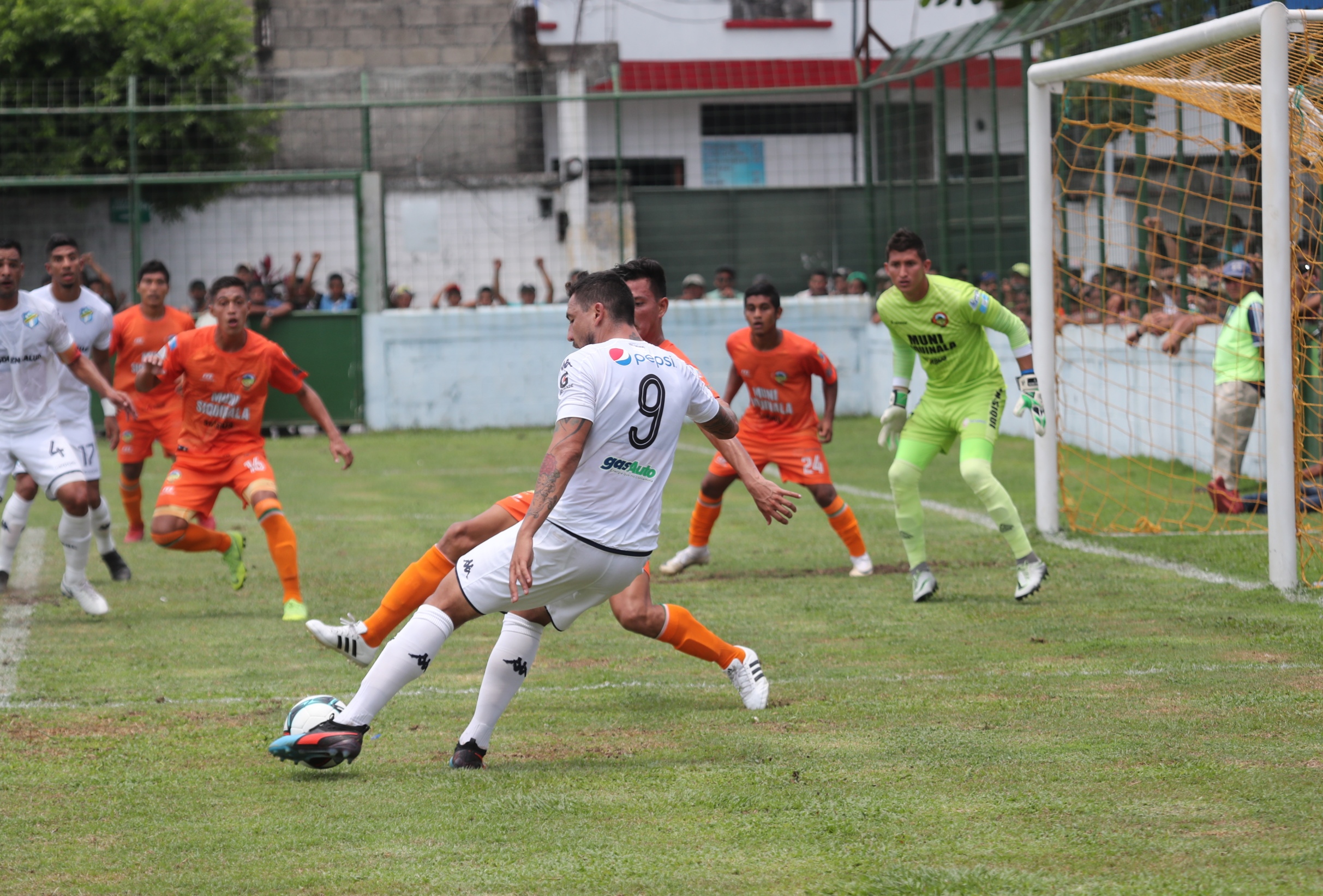 Abraham Carreño en una jugada de ataque de Comunicaciones en el partido que empataron de visita contra Siquinalá. (Foto Prensa Libre: Carlos Paredes) 