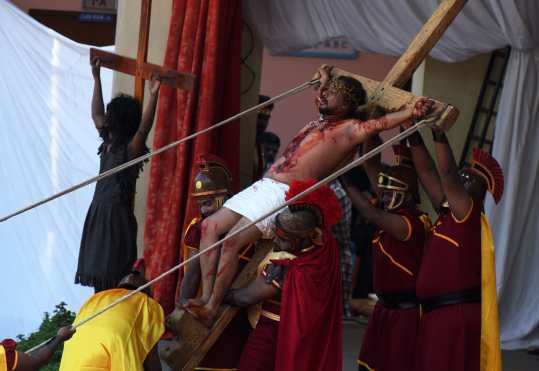 Las pasiones son una presentación dramática que muestra el sufrimiento y la muerte de Jesucristo. Foto Prensa Libre: AFP
