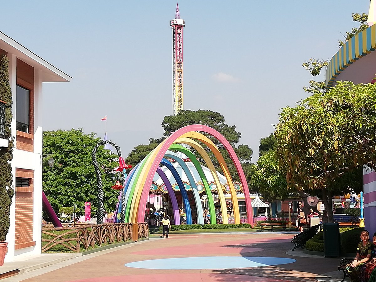 Un arcoíris en la entrada del Parque Mundo Petapa