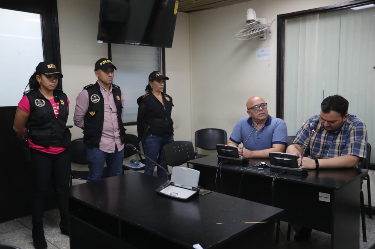 El exministro de Salud Jorge Villavicencio se presentó ante la jueza del Juzgado Quinto, que le indicó los motivos de su detención. (Foto Prensa Libre: Érick Ávila)