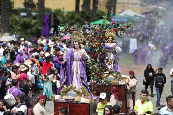 San Juan y María Magdalena fueron llevados en carretones por personas de la Hermandad de Jesús de la Caída. Foto Prensa Libre: Jorge Ordóñez