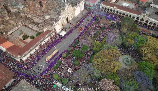 El punto álgido del cortejo es durante su paso por el Parque Central de Antigua Guatemala cuando las personas llenan todos los lugares de la plaza para observar el cortejo. Foto Prensa Libre: Jurgen Wellmann