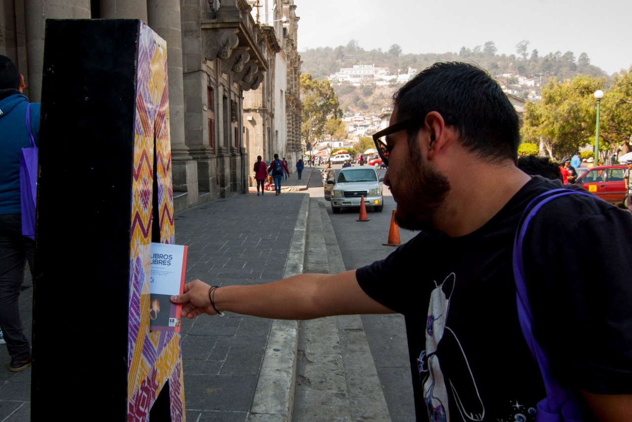 Los libros fueron tomados por ciudadanos para leerlos y luego entregarlos a alguien más. (Foto Prensa Libre: Cortesía Fabricio Amezquita) 