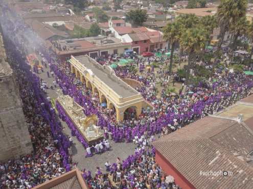 Por cada lugar que pasa la procesión es seguida por cientos de personas. Foto Prensa Libre: Luis Berduo