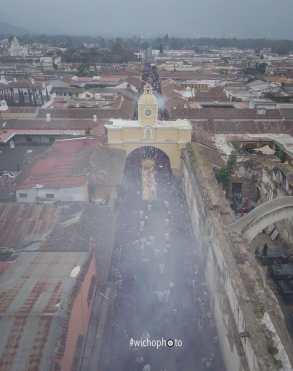 Una densa nube de incienso se puede observar al paso de la procesión por el Arco de Santa Catalina. Foto Prensa Libre: Luis Berduo