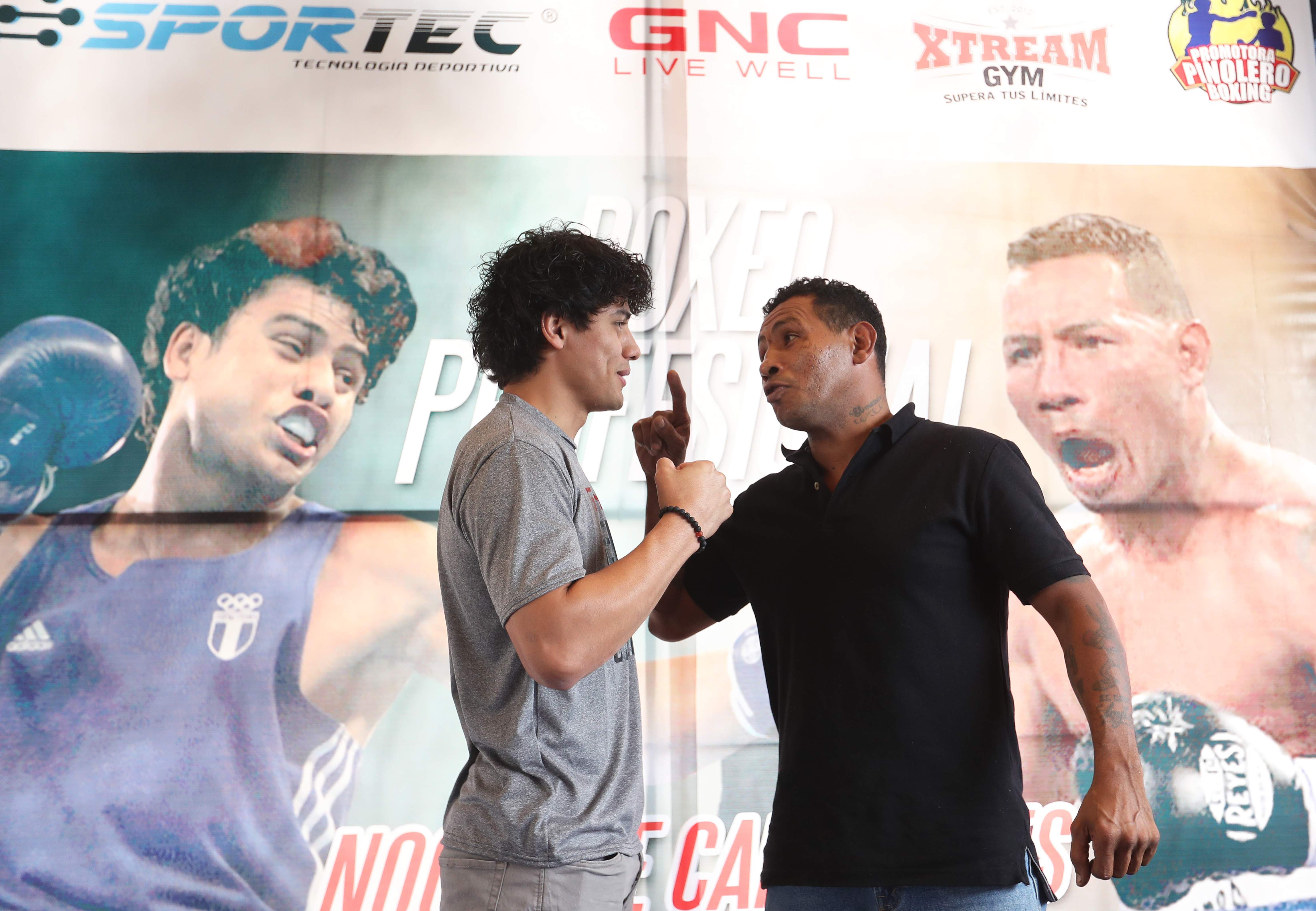 El boxeador guatemalteco Léster Martínez y el nicaragüense Ricardo Mayorga, captados durante una conferencia de prensa este jueves , en Futeca Cayalá. (Foto de Francisco Sánchez).