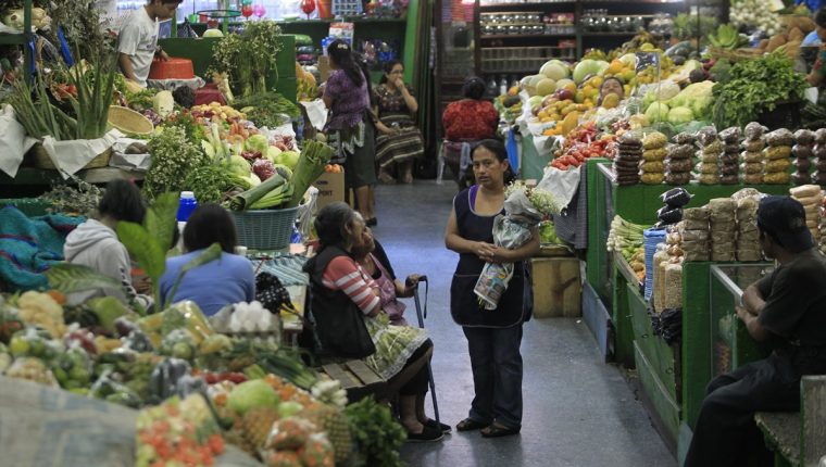 El horario variará esta Semana Santa en los mercados de la capital. (Foto Prensa Libre: Hemeroteca PL).