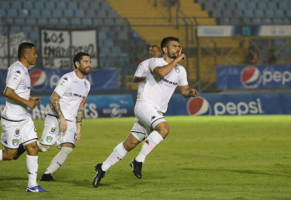 El mediocampista Maximiliano Lombardi celebró con el dedo en la boca y parte de la afición se molestó. (Foto Prensa Libre: Esbin García)