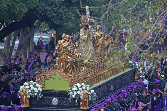 El mensaje de las andas procesionales de Jesús de la Merced es el siguiente: ¡Guatemala, quítate tu ropa de luto y aflicción y vístete de gala con el esplendor eterno que Dios te da! Foto Prensa Libre: Óscar Rivas