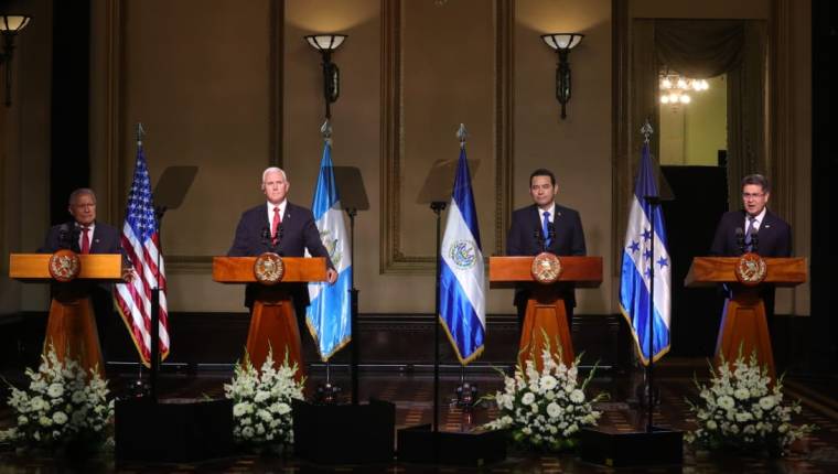 El vicepresidente de EE. UU., Mike Pence, sostuvo una reunión con los presidente de los países del Triángulo Norte en junio del 2018 para pedir que se frene la migración. (Foto Prensa Libre: Hemeroteca PL) 