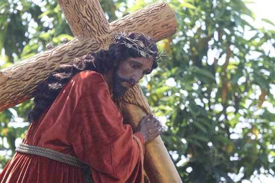 El nazareno lució una túnica naranja con detalles dorados. 