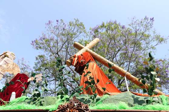 El nazareno salió de la zona 8 para llegar a la zona 12 donde lo recibe su comunidad. 