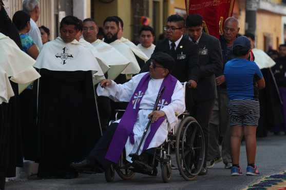 El párroco de la iglesia San Pedrito agradeció a los presentes en el cortejo. 