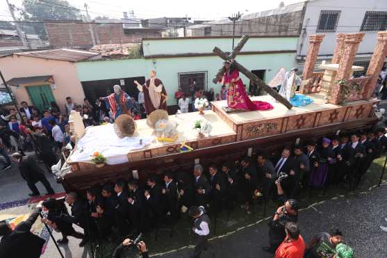 Por las calles de la zona 5 salió en procesión Jesús de la Salvación.