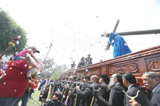 Padre e hija lanzan confeti al nazareno de Santa Marta, zona 3. 