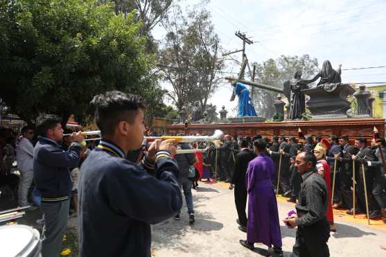 Alumnos de un colegio también tocaron al paso de la procesión. 