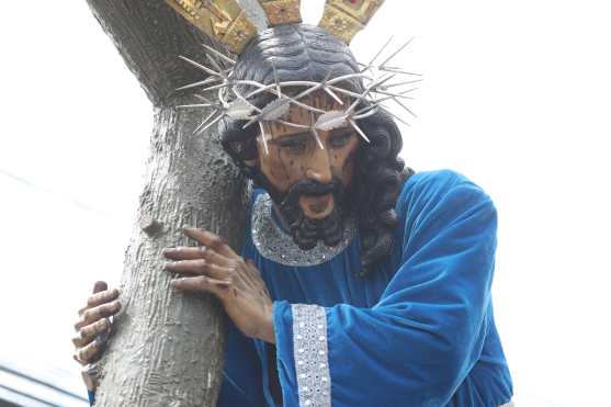 El nazareno conocido como: "Redentor de los Cautivos", es de una talla sevillana. 