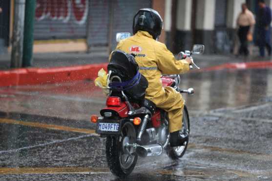 Durante estas temporadas se sugiere que se evite la humedad en la ropa para combatir enfermedades, indican los expertos. Foto Prensa Libre: Carlos Hernández