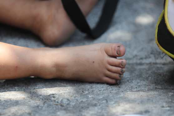 Niño descansa afuera de la Casa del Migrante en la zona 1.