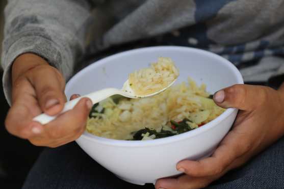 Sopa con arroz fue el almuerzo que comieron los viajeros. 