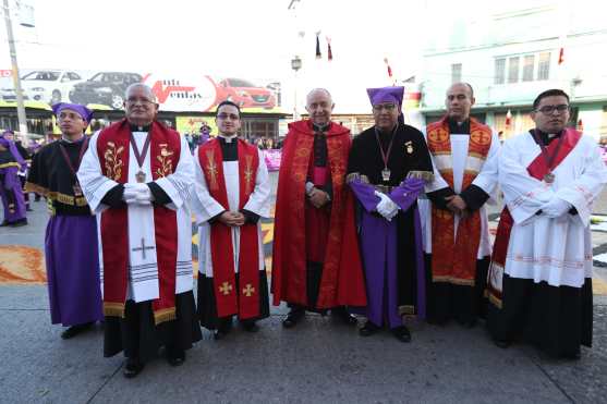 Autoridades de la iglesia y de la Asociación de Jesús Nazareno de los Milagros observan la salida de la procesión. 