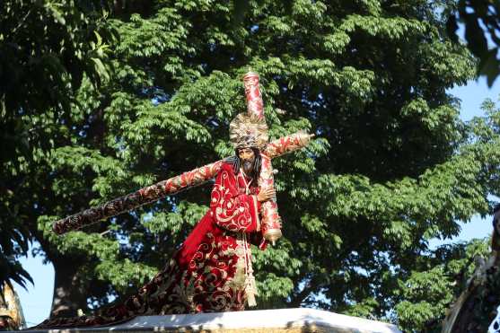 Jesús de los Milagros lució una túnica conocida como imperial. 