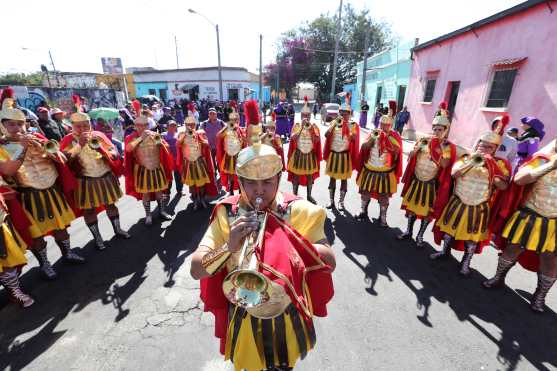 La fanfarria romana toca en cada cuadra anunciando el paso de la procesión. 