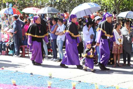 Varios niños acompañaron a sus padres en el recorrido de la procesión. 