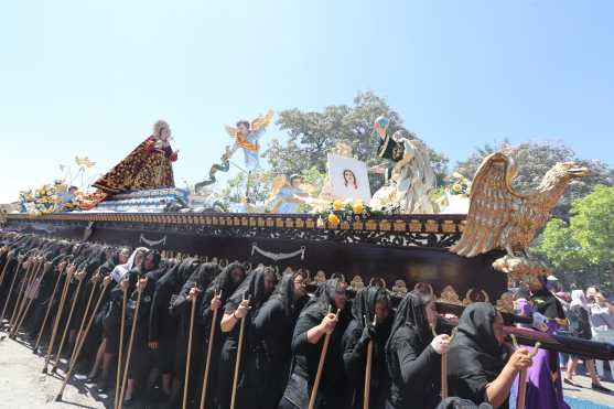 Damas llevan en hombros a la imagen de la Santísima Virgen de Dolores de San José. 