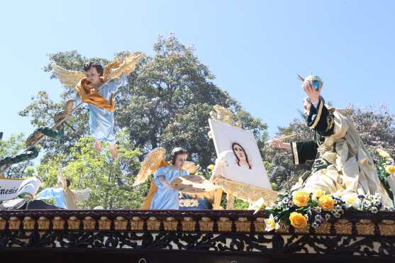 El cortejo cambió de recorrido y esta vez pasó por la 8va. Calle a un costado del Parque Colón. 