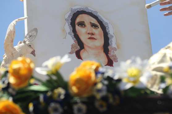 Dentro del adorno de la Santísima Virgen de Dolores hay un cuadro con su rostro. 