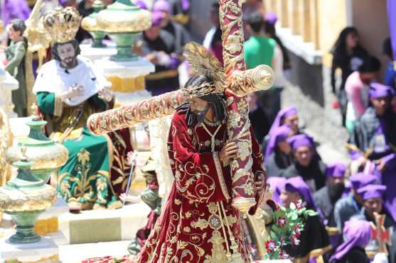 La procesión de Jesús de los Milagros es cargada por 124 devotos por turno. 