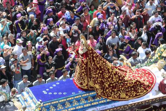 Una vista de la Virgen de Dolores a su paso por Catedral Metropolitana. 