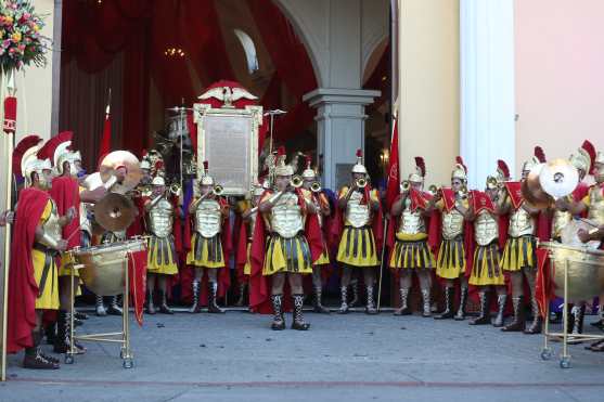 Este año la fanfarria romana se estrenó con integrantes de la Asociación de Jesús Nazareno de los Milagros. 