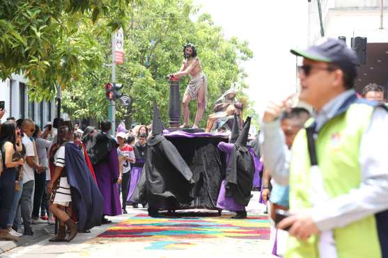 El Padre Manuel Chilín, rector de la Parroquia de Nuestra Señora de los Remedios, colabora para que sobre la alfombra pase una procesión. Foto Prensa Libre: Óscar Rivas