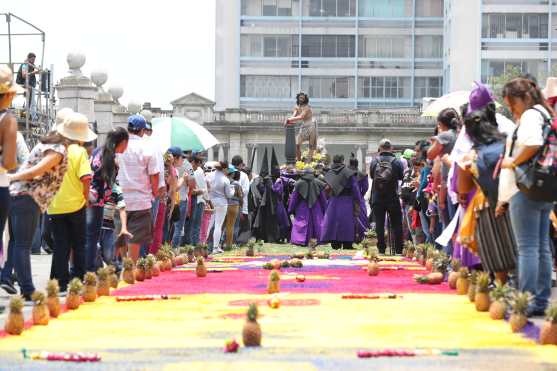 Algunas de las alfombras tenían frutas como parte de su adorno. Foto Prensa Libre: Óscar Rivas