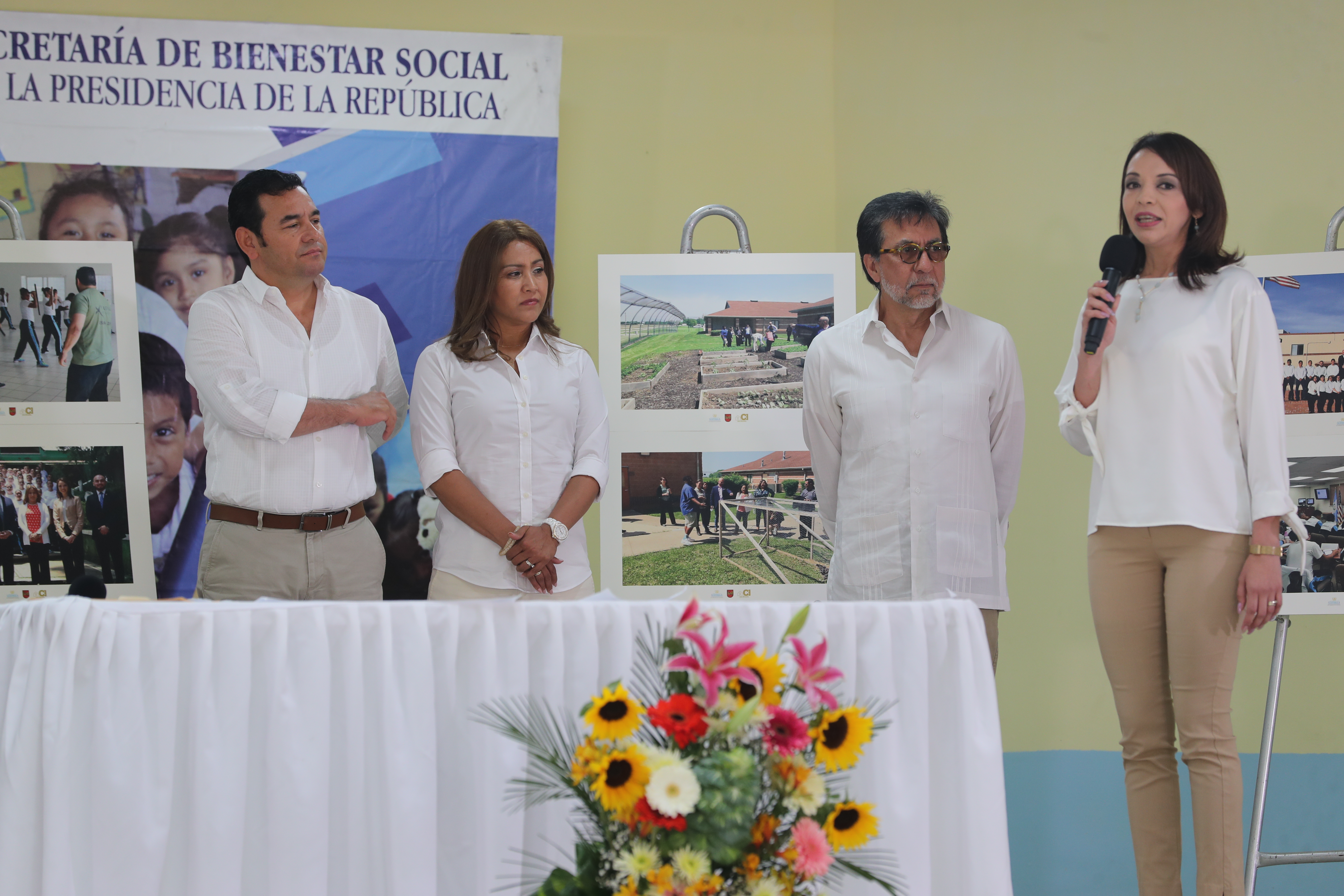 Presidente Jimmy Morales y el embajador de Estados Unidos, Luis Arreaga, participan en la supervisión de la Casa Intermedia del Nuevo Modelo Correccional para Jóvenes, en San José Pinula.  (Foto Prensa Libre: Érick Ávila)