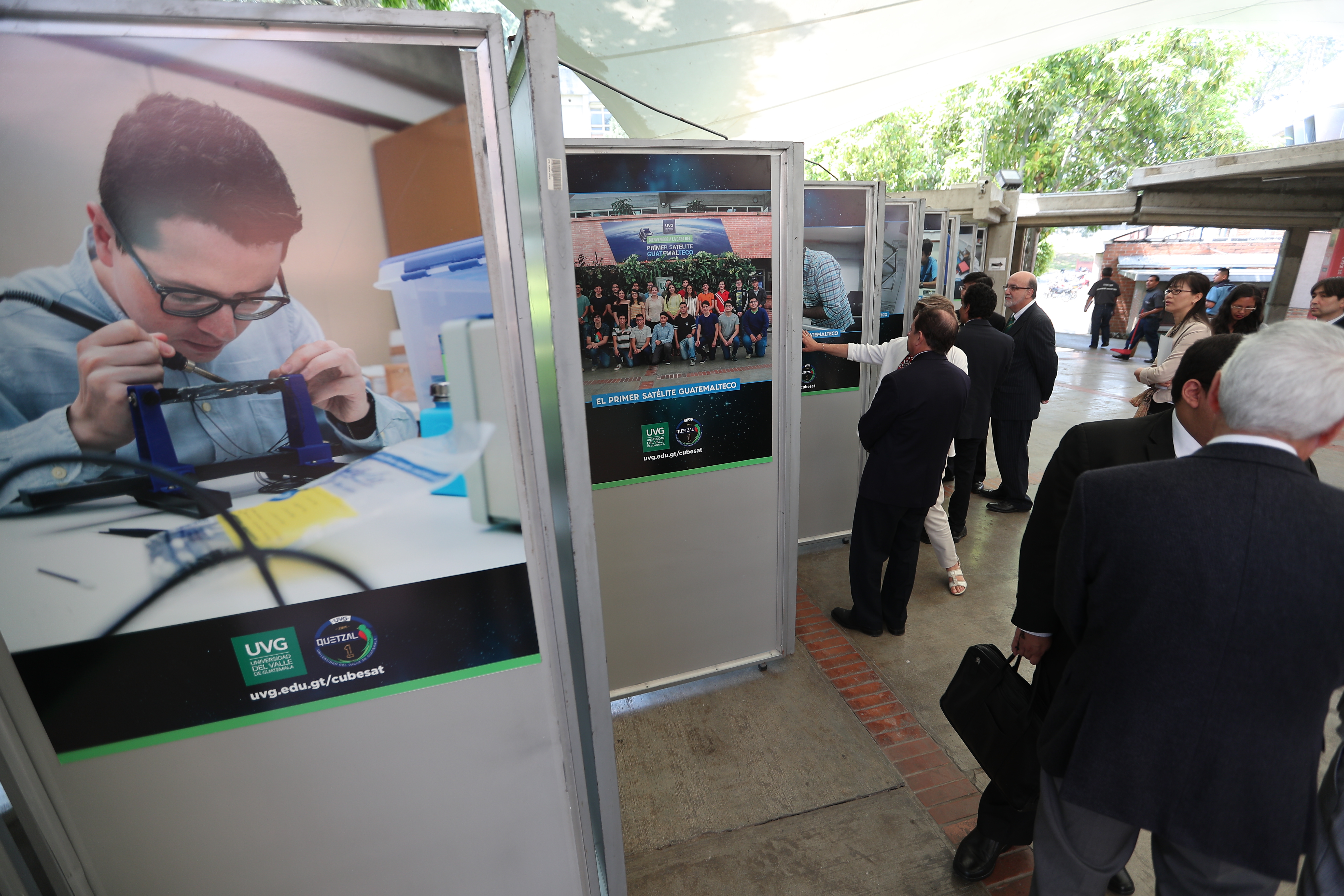 Vista de la exposición dedicada a Quetzal-1, primer satélite de Guatemala, en la Universidad del Valle de Guatemala. (Fotos Prensa Libre, Carlos Hernández)