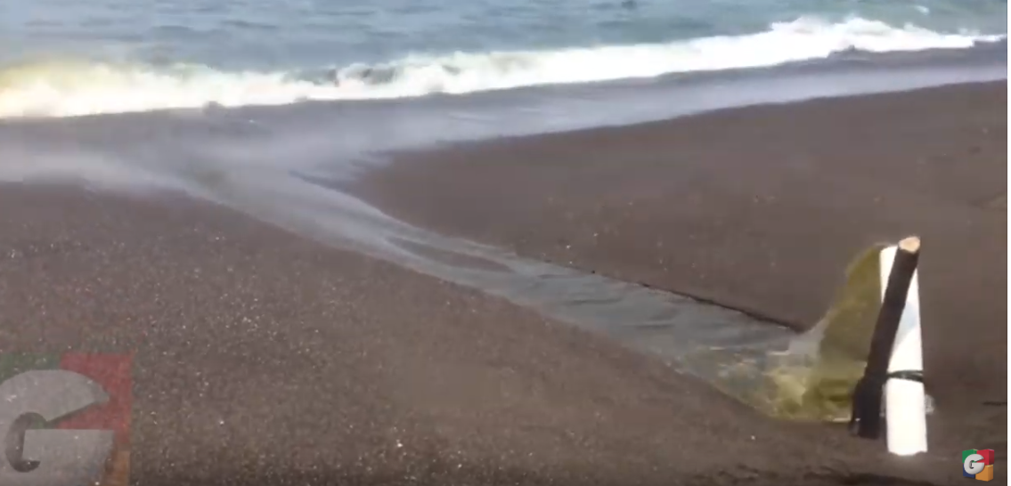 Imagen muestra la contaminación en un área de la playa de Monterrico, Taxisco, Santa Rosa. (Foto Prensa Libre: Imagen tomada de video de Guatevisión). 