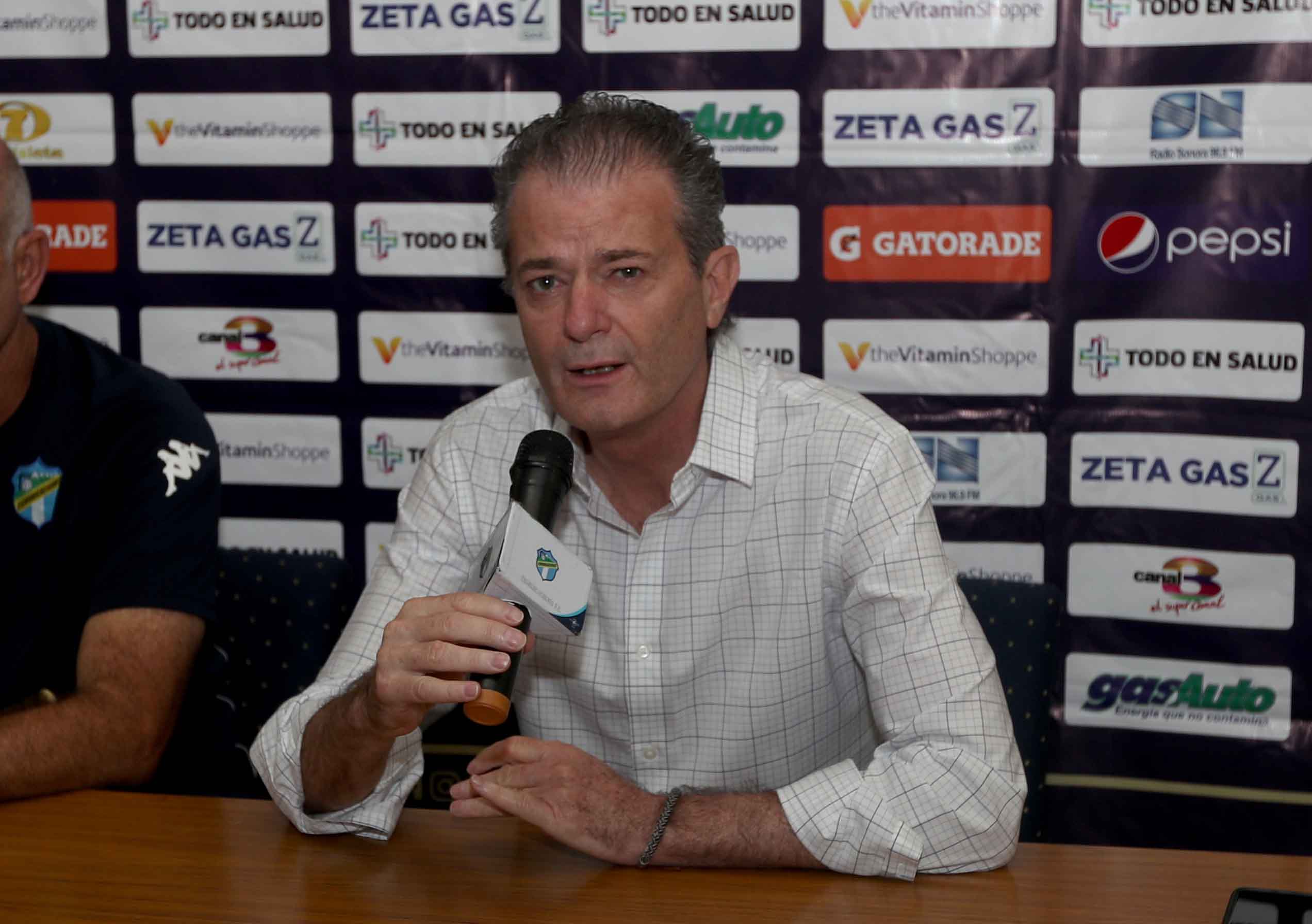 Pedro Portilla, durante la presentación de Iván Franco Sopegno. (Foto Prensa Libre: Carlos Vicente)