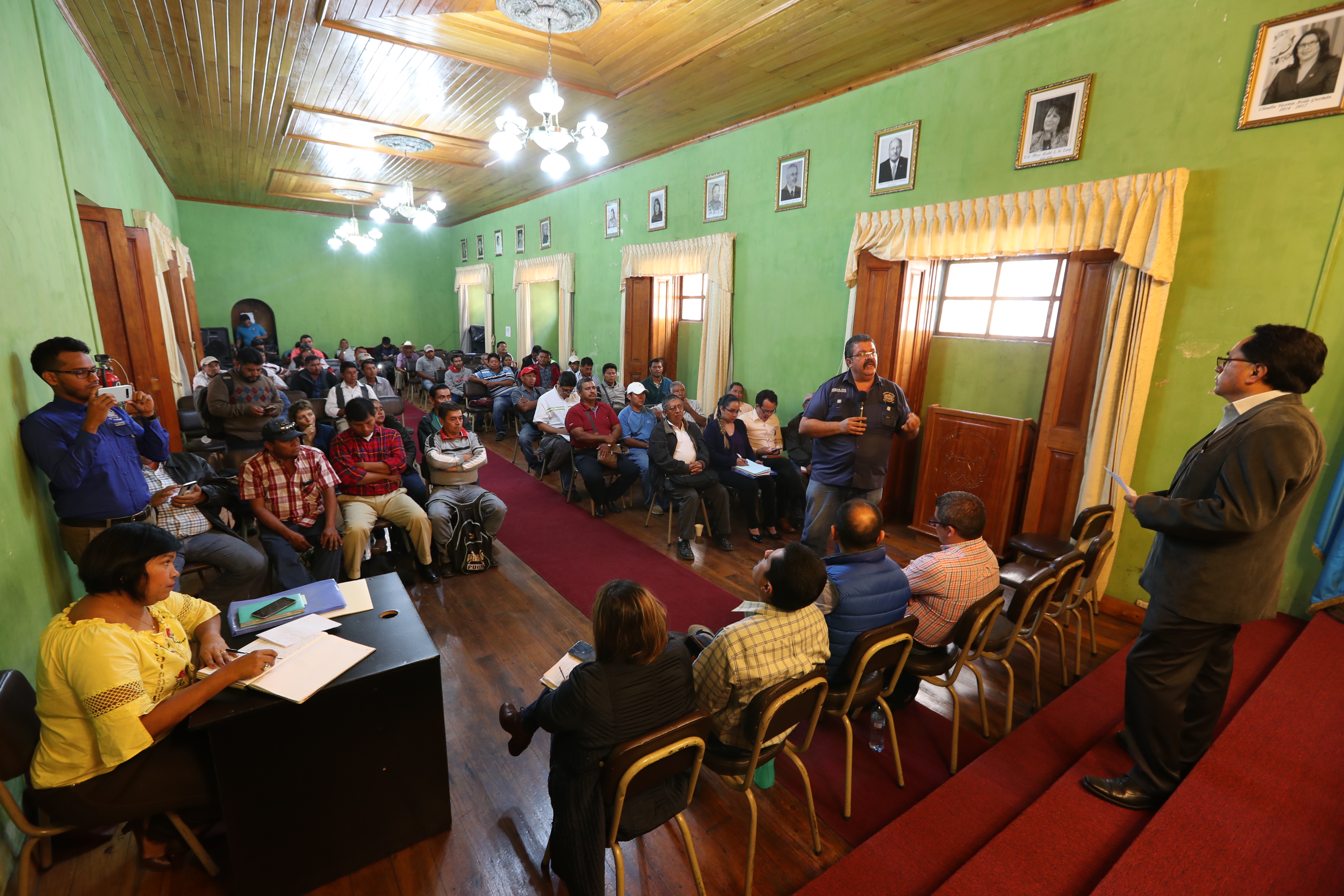 Alfonso García-Juncos, alcalde de Coatepeque, exigió a Energuate reconectar el servicio eléctrico. (Foto Prensa Libre: Mynor Toc)