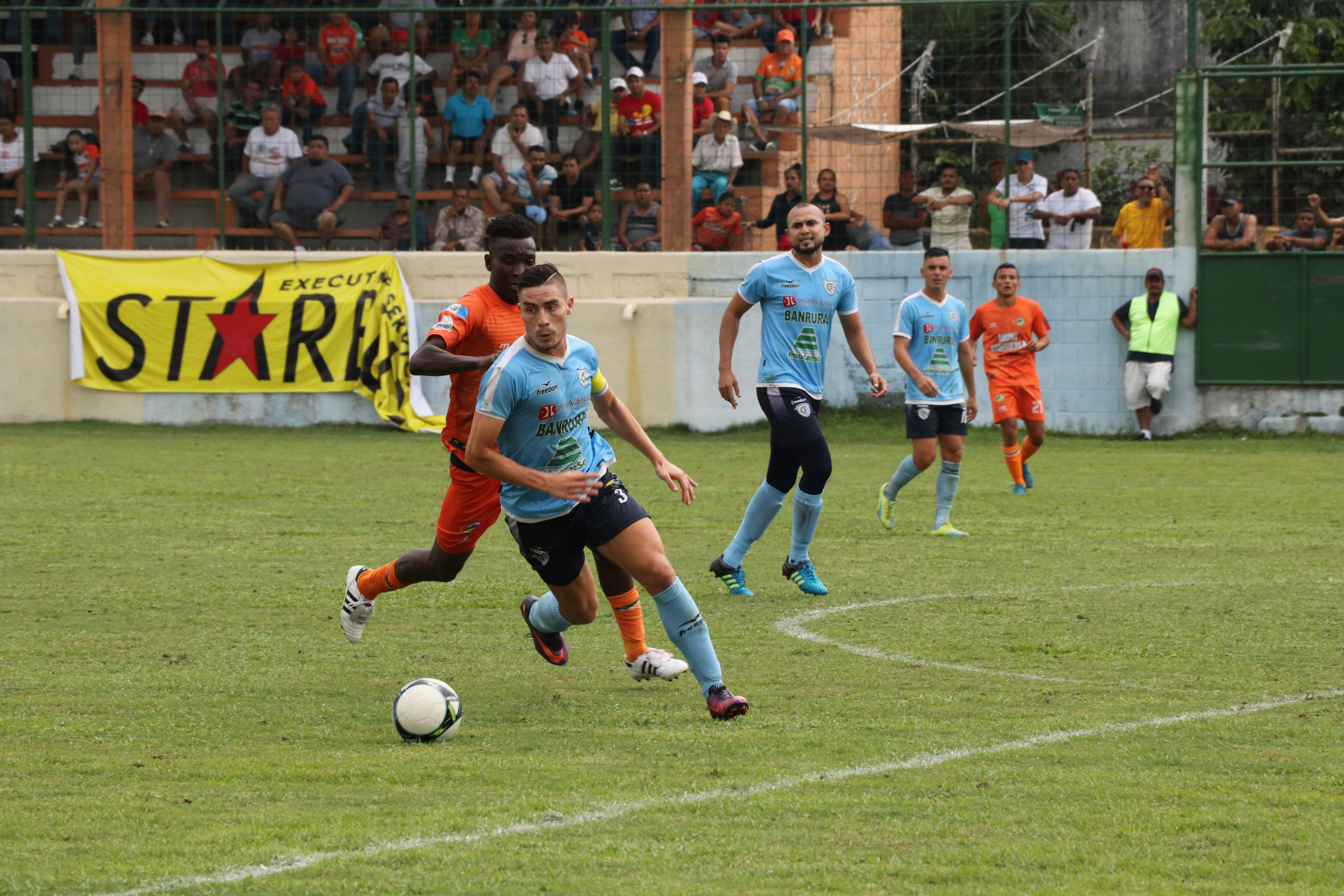 Acción durante el partido entre Siquinalá y Sanarate. (Foto Prensa Libre: Carlos Paredes)