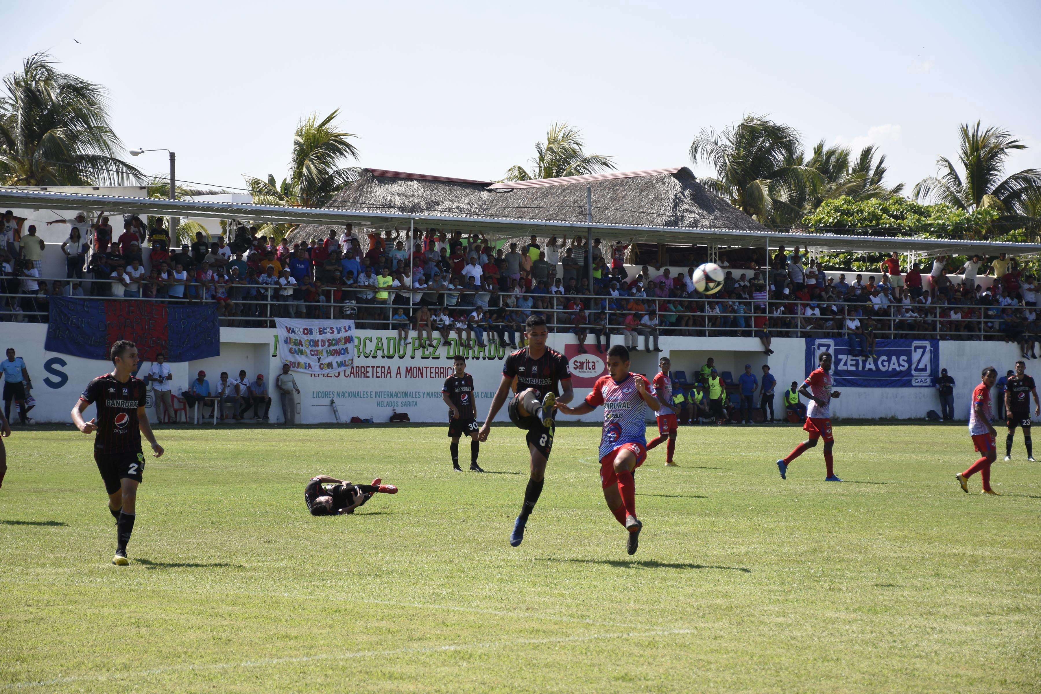 Acción durante el partido entre Iztapa y Municipal. (Foto Prensa Libre: Carlos Paredes)